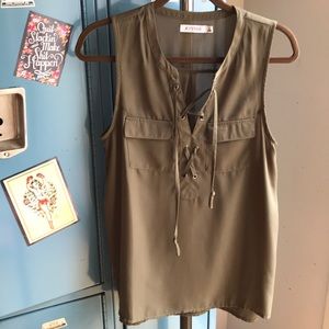 Sleeveless Shear Silky Laced Top 🍀